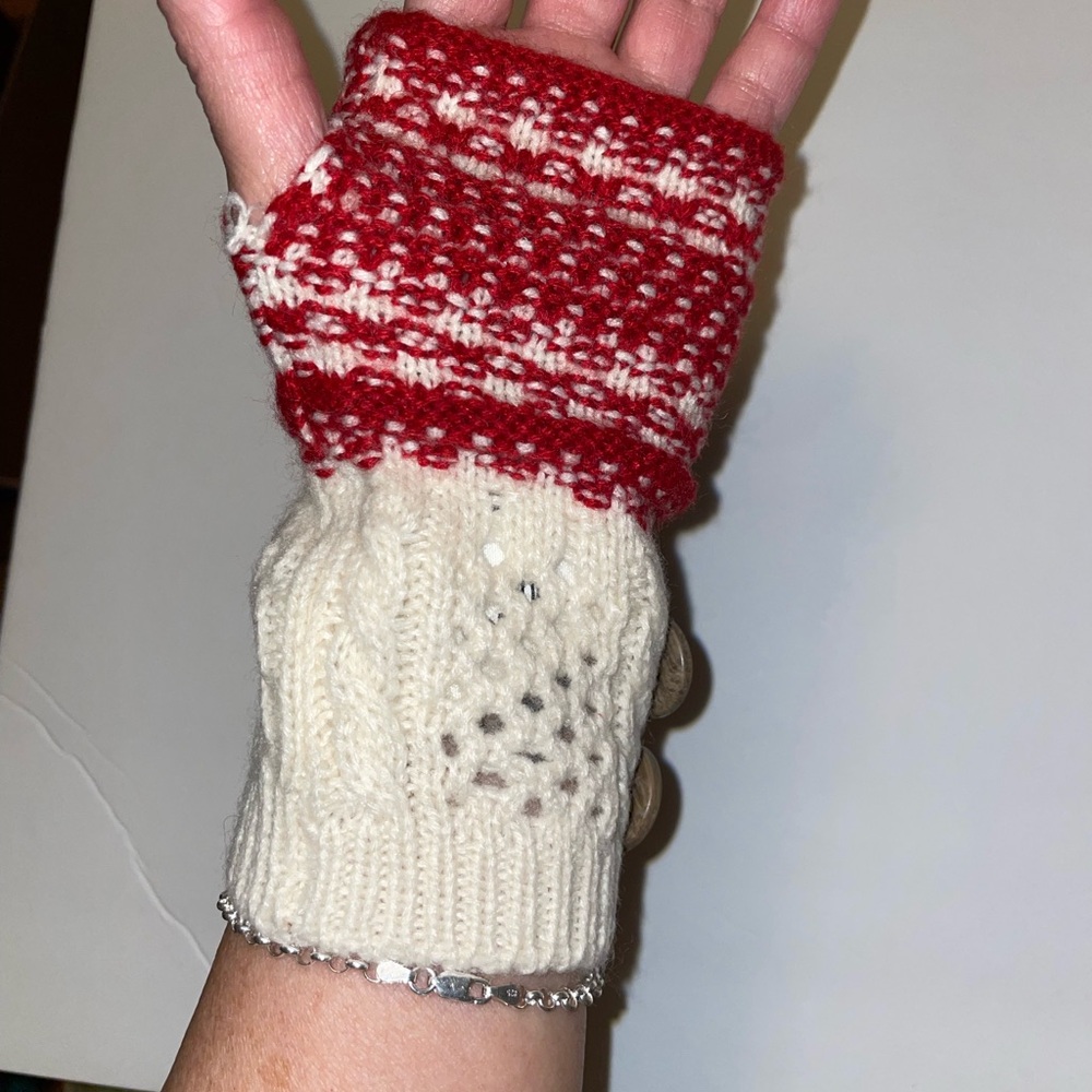Off white/beige and red wrist gloves